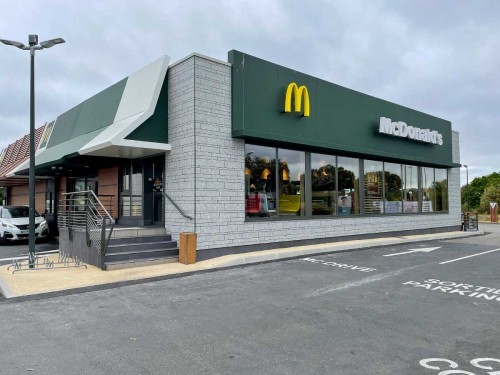 La Baule : McDonald’s se refait une beauté et adopte la vaisselle réutilisable