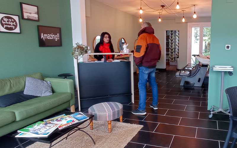 Saint-Nazaire : le salon de coiffure solidaire Tête en l’Air fête son premier anniversaire