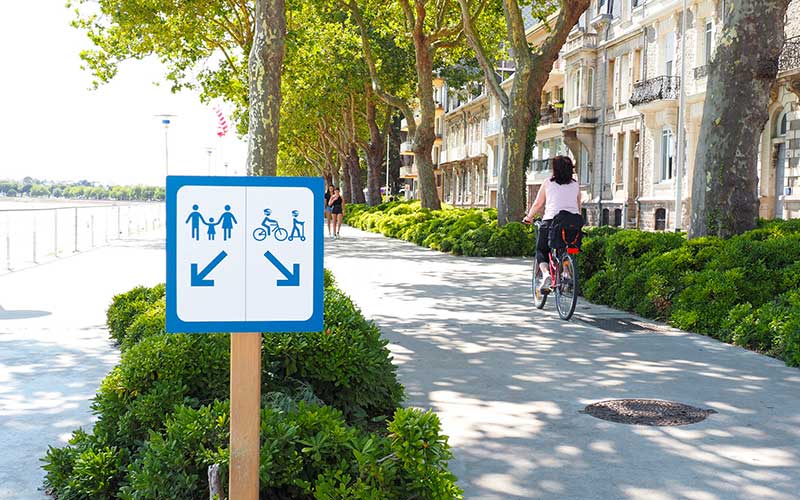Saint-Nazaire : de nouveaux panneaux piétons-vélos pour mieux partager le front de mer