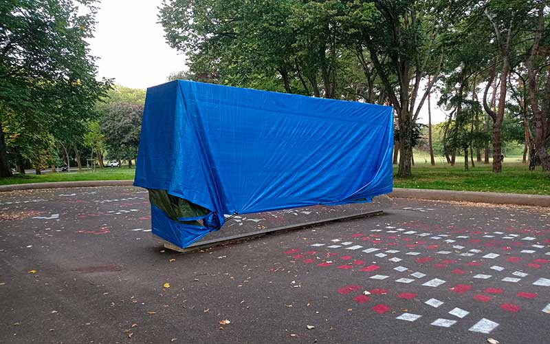 Saint-Nazaire : mais que fait cette bâche sur le miroir du Parc paysager ?
