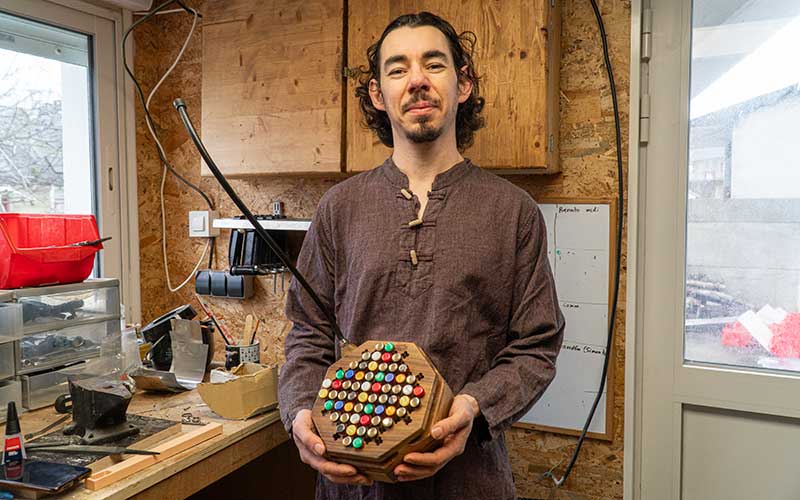 Ce luthier de Saint-Nazaire crée des instruments pour les publics sourds de la Philharmonie de Paris