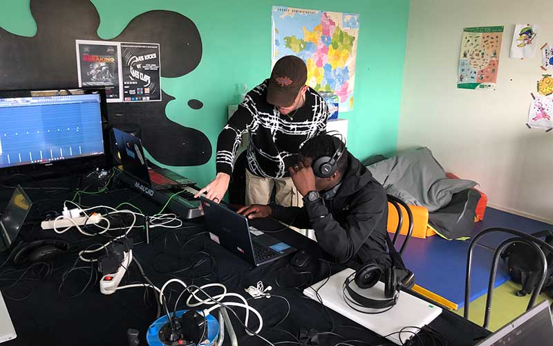 Saint-Nazaire : breakdance, open mic, MAO… Des ateliers pour les jeunes durant les vacances