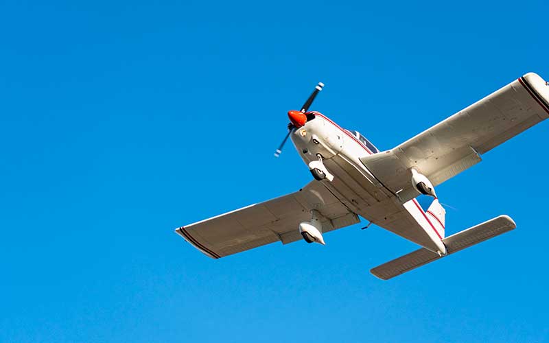 Loire-Atlantique : pourquoi ce petit avion survole-t-il les communes à basse altitude ?