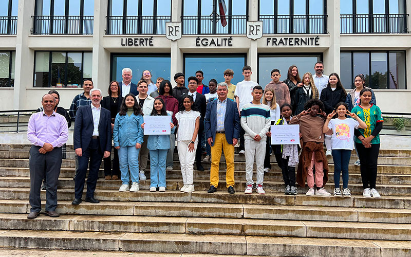 Saint-Nazaire : primés pour leurs vidéos, des collégiens allophones reçus par le Maire