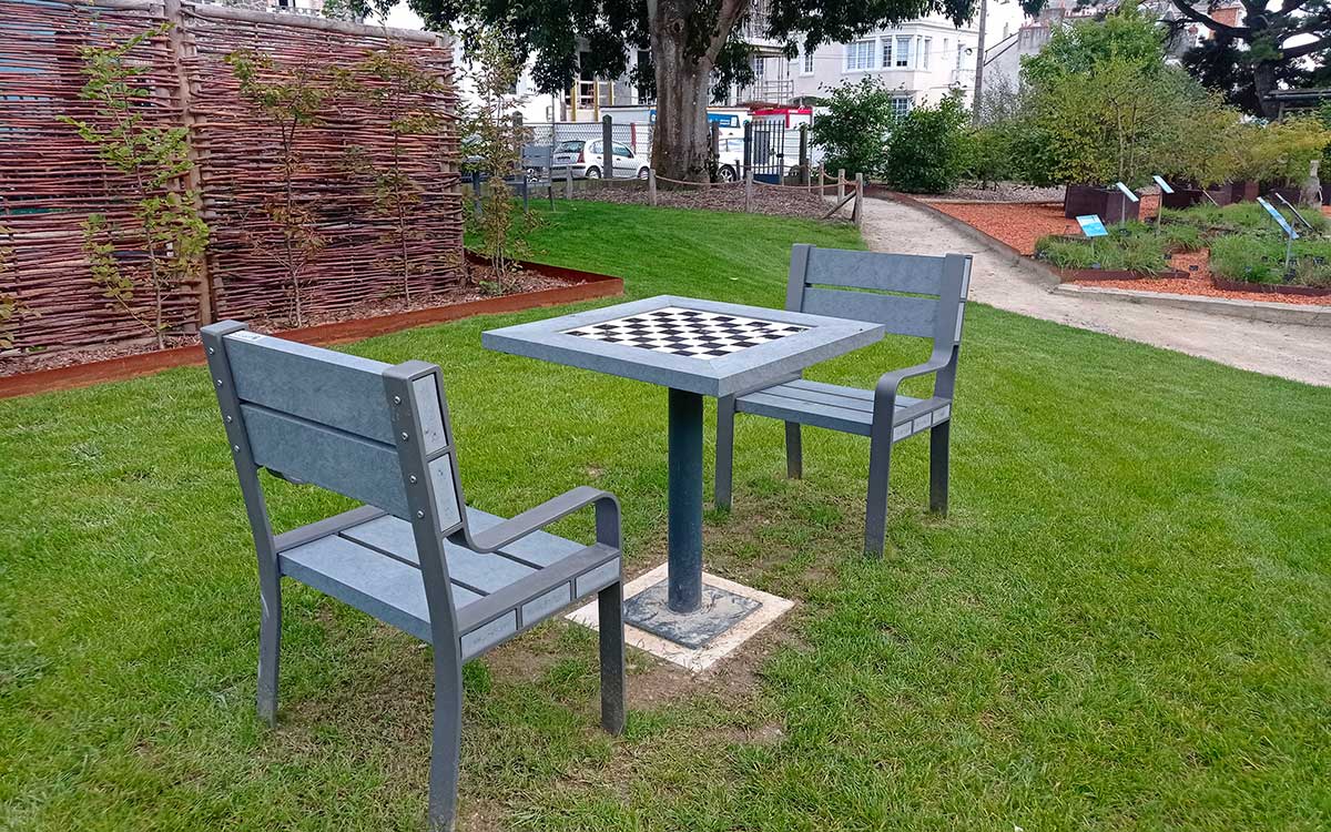 Saint-Nazaire : des tables de jeux d’échecs installées au Jardin des Plantes