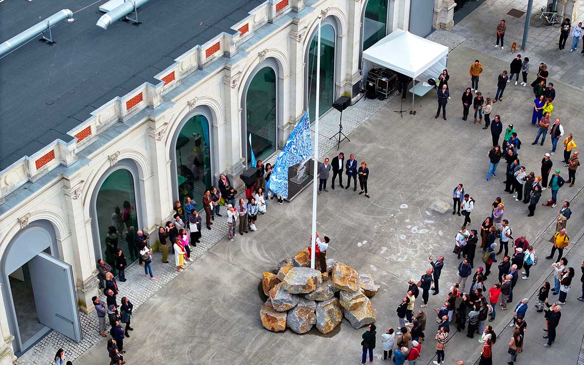 Saint-Nazaire : un nouveau drapeau artistique pour émerveiller le Parvis des Beaux-Arts
