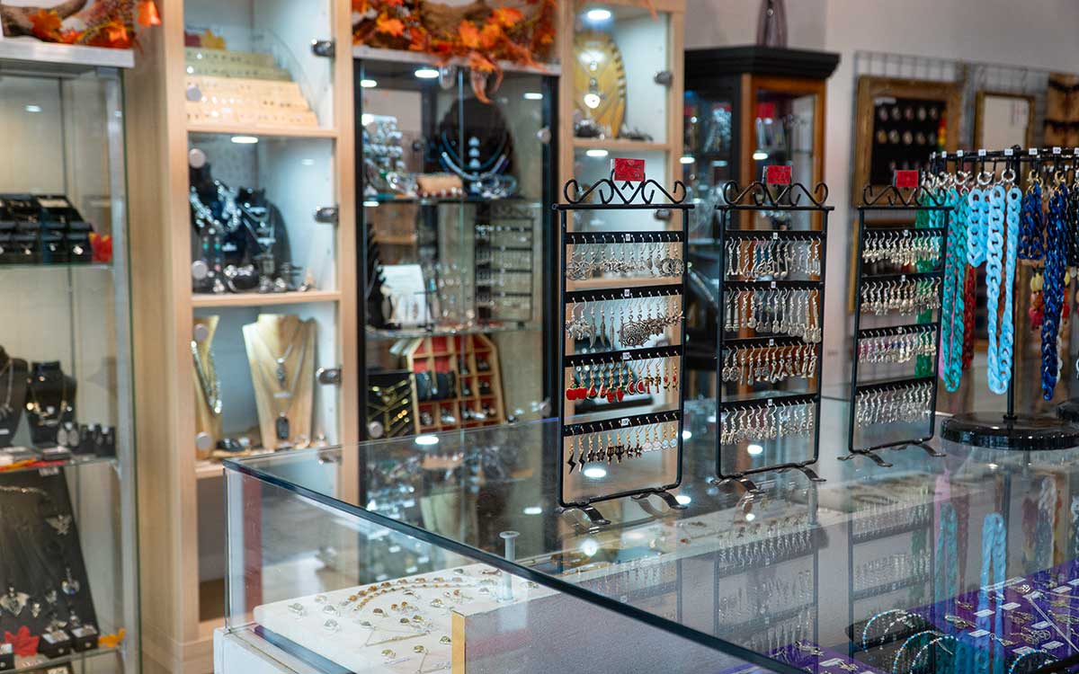Saint-Nazaire : Cat Cherry, créatrice de bijoux “so british”, soigne les maux par les pierres