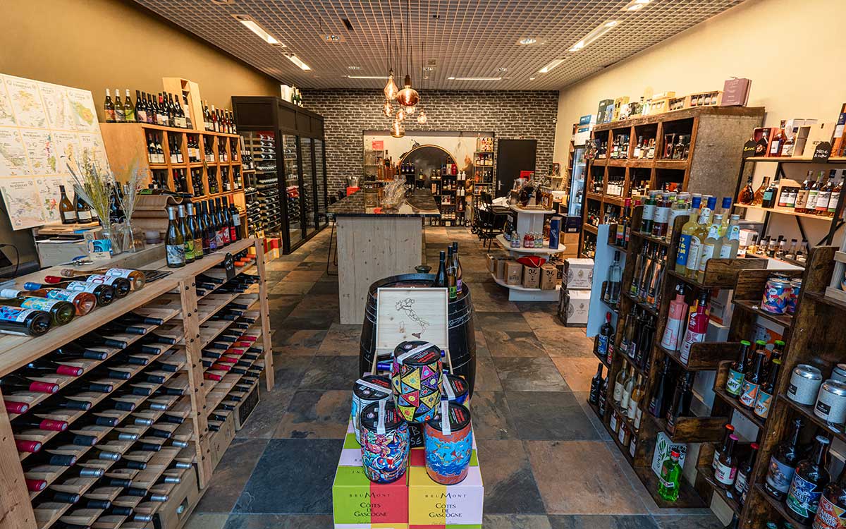 Saint-Nazaire : le bar l’R du Temps et la cave l’R du Vin font leur chemin en famille