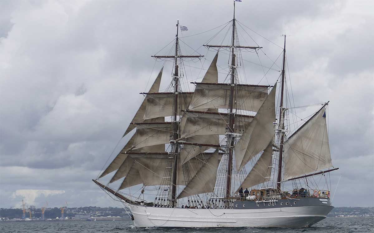 Ce trois-mâts va passer au large de Saint-Nazaire, mais vous ne le verrez probablement pas