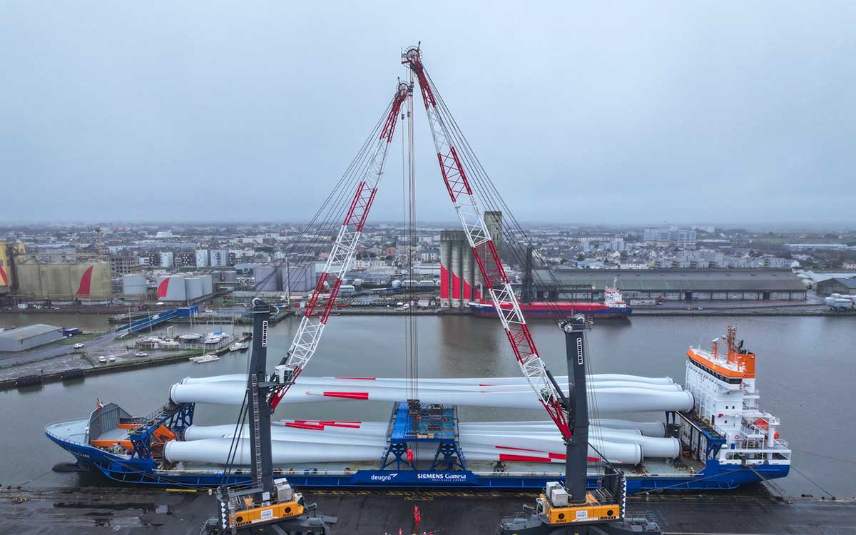 Saint-Nazaire : spectaculaire livraison des premières pales des éoliennes des parcs d’Yeu et Noirmoutier
