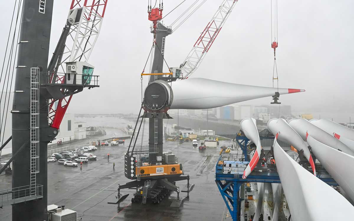 Saint-Nazaire : spectaculaire livraison des premières pales des éoliennes des parcs d’Yeu et Noirmoutier