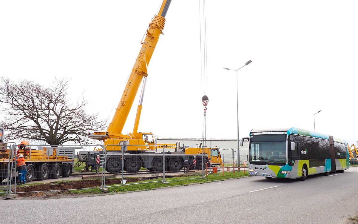 HélYce + : le premier poste d’alimentation pour bus électriques est arrivé à Montoir-de-Bretagne