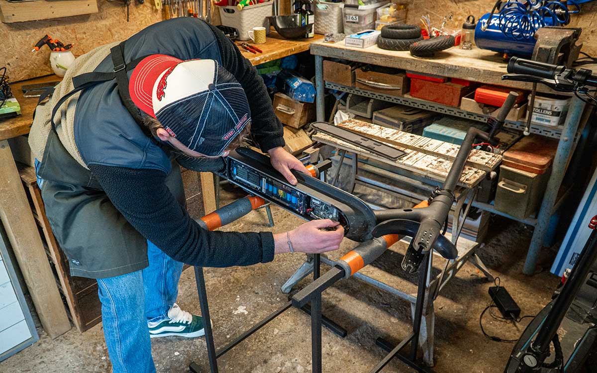 Saint-Nazaire : à 25 ans, Charly ouvre sa clinique pour trottinettes électriques