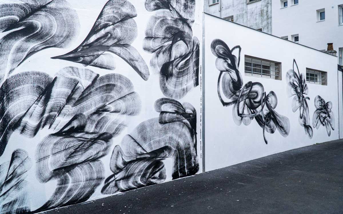 Saint-Nazaire : les vagues de l’artiste Nina de Angelis s’envolent au passage des Halles