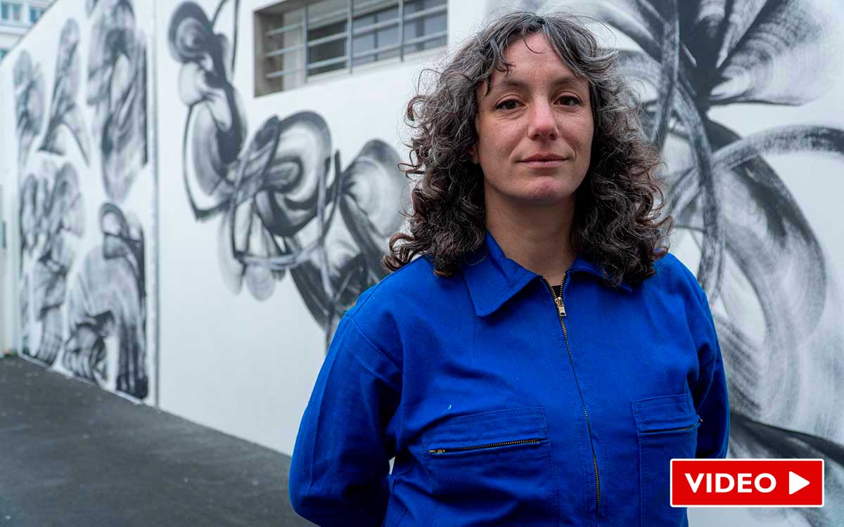 Saint-Nazaire : les vagues de l’artiste Nina de Angelis s’envolent au passage des Halles