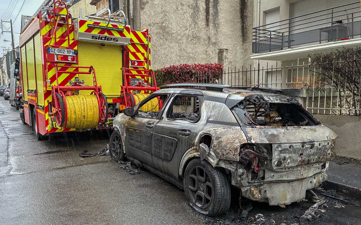 Saint-Nazaire : intervention des sapeurs-pompiers pour plusieurs voitures en feu