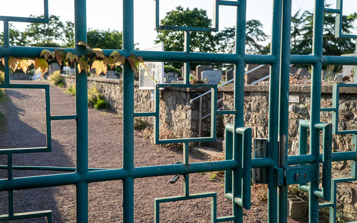 Pornichet : les toutous désormais autorisés à accompagner leur maître en visite au cimetière