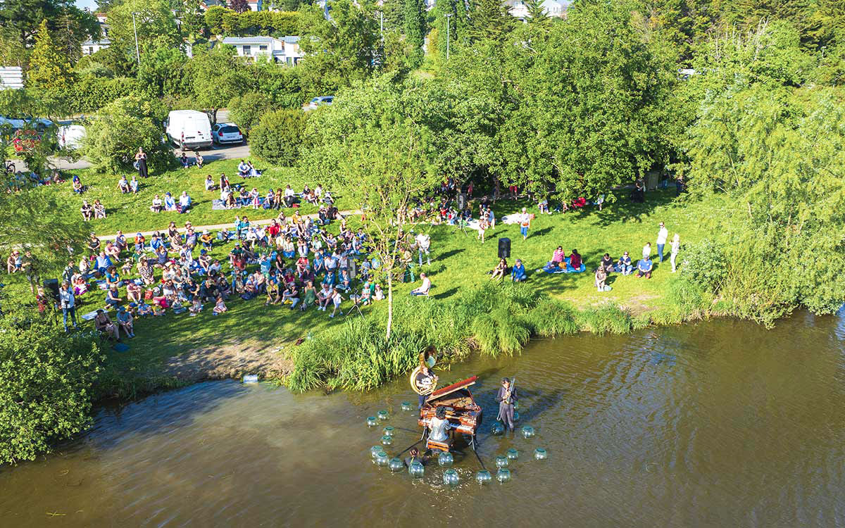 Saint-Nazaire : le nouveau spectacle flottant de Delphine Coutant vient voguer au Parc paysager