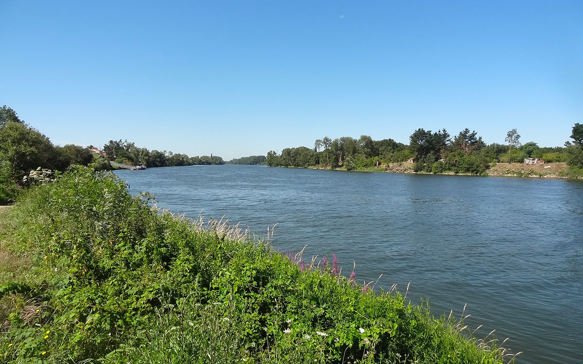 Loire-Atlantique : pollution au gasoil dans la Loire après le naufrage d’un bateau