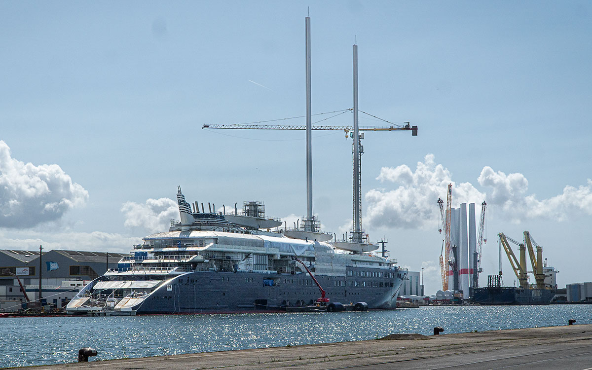 En vidéo : le plus grand yacht de croisière de luxe au monde hisse ses mâts à Saint-Nazaire