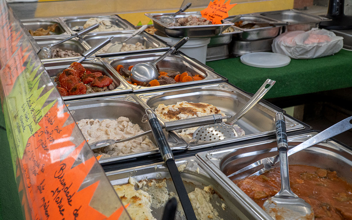 Aux halles de Saint-Nazaire, Éliane et Gilles font le récit de toute une vie en plats mijotés