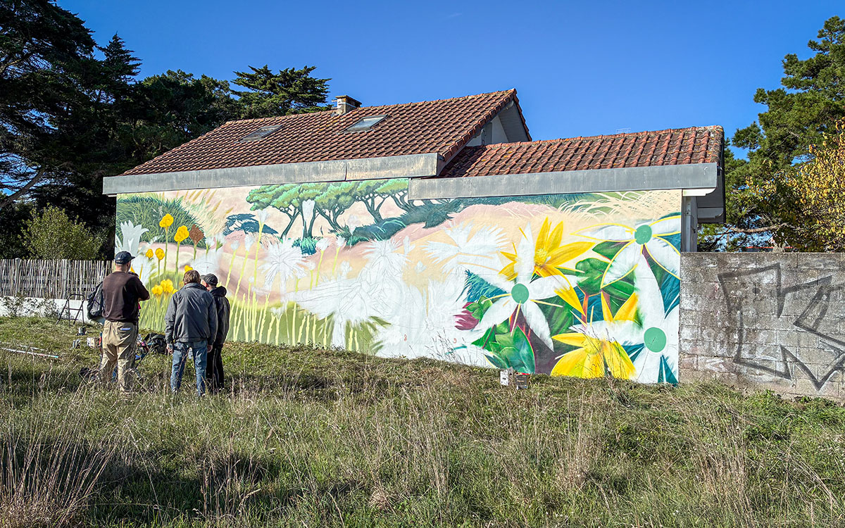 Pornichet : une fresque monumentale célèbre la biodiversité de la dune grise à Bonne Source