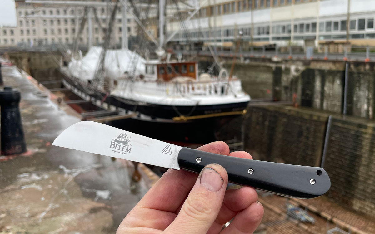 Saint-Nazaire : Mathieu Delannoy signe un couteau de marin pour le Belem