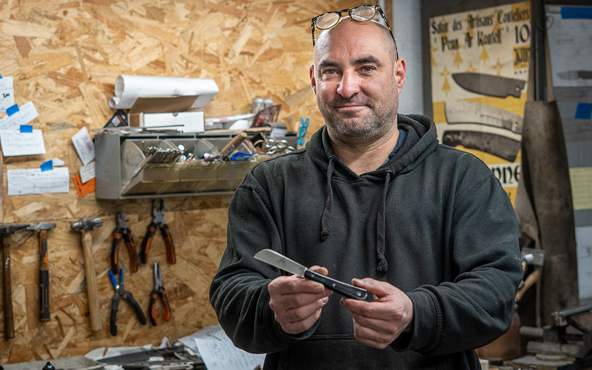 Saint-Nazaire : Mathieu Delannoy signe un couteau de marin pour le Belem