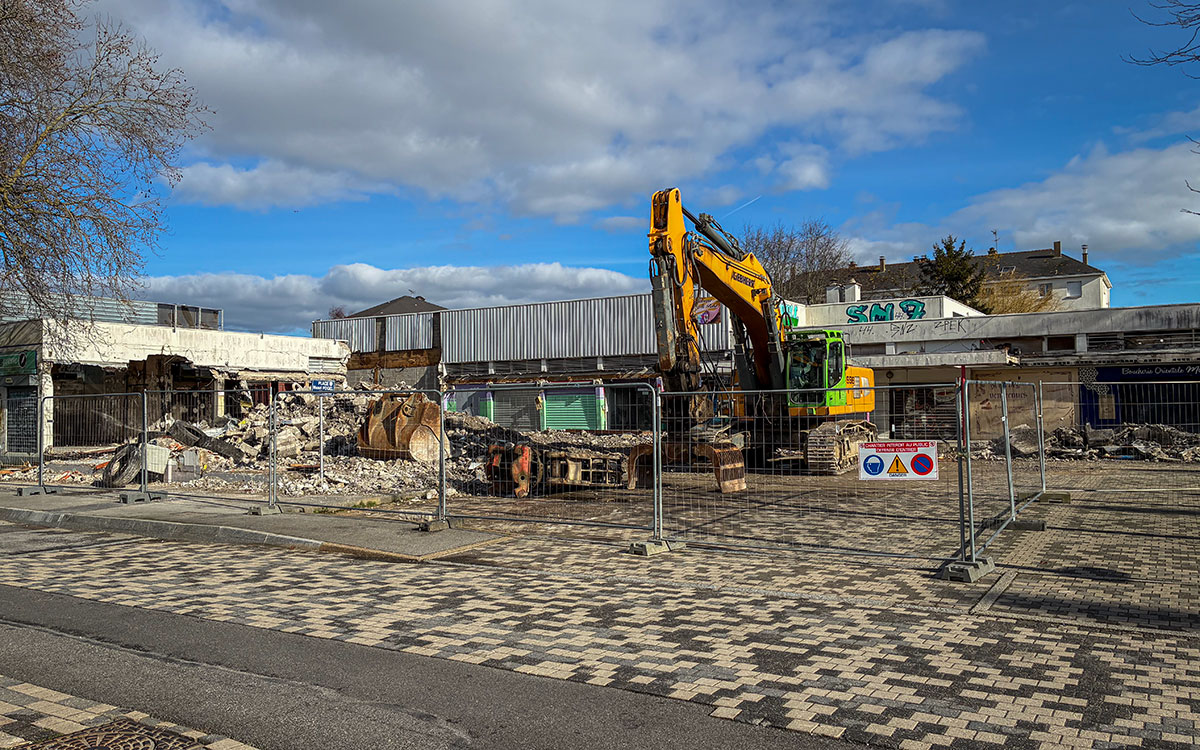 Saint-Nazaire : la démolition du vieux centre commercial de la Trébale a débuté
