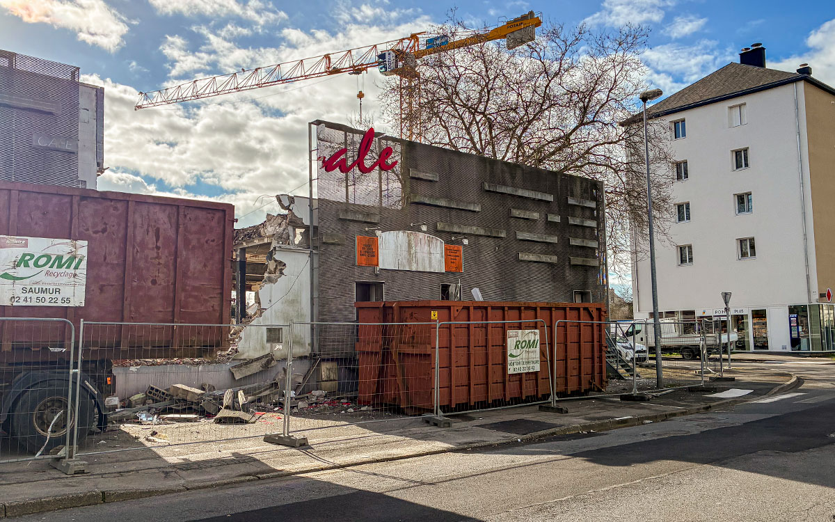 Saint-Nazaire : la démolition du vieux centre commercial de la Trébale a débuté