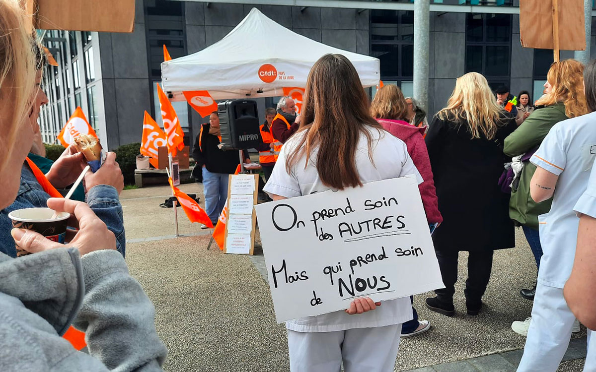 Saint-Nazaire : 200 professionnels se sont mobilisés devant la Cité Sanitaire