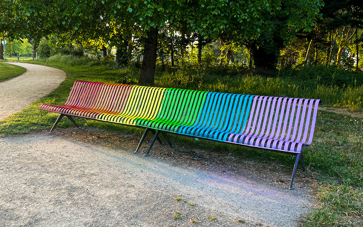 Saint-Nazaire : au Parc paysager, ce banc en voit de toutes les couleurs