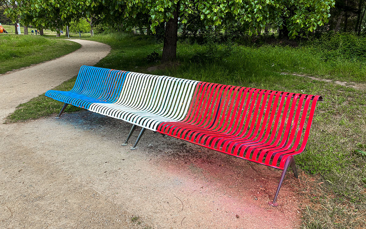 Saint-Nazaire : au Parc paysager, ce banc en voit de toutes les couleurs