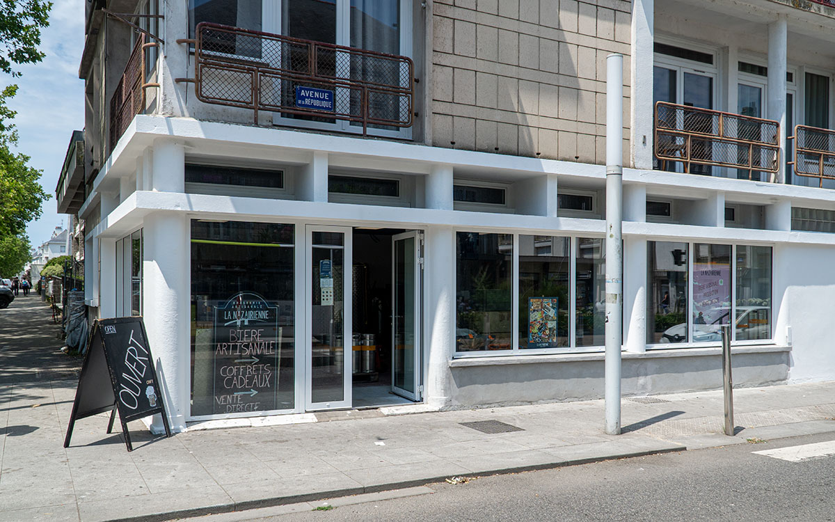Saint-Nazaire : la brasserie La Nazairienne pose ses fûts dans l’ancienne épicerie Harel