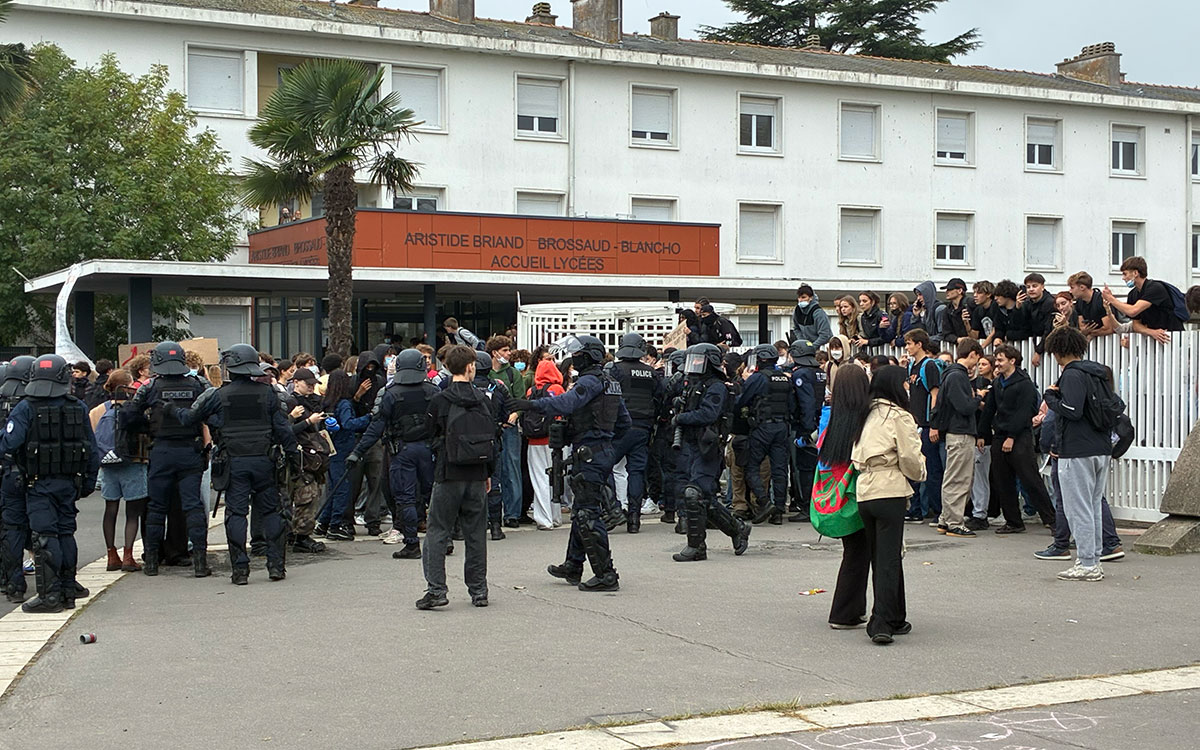 Saint-Nazaire : la mobilisation lycéenne dégénère devant Aristide-Briand, les CRS chargent