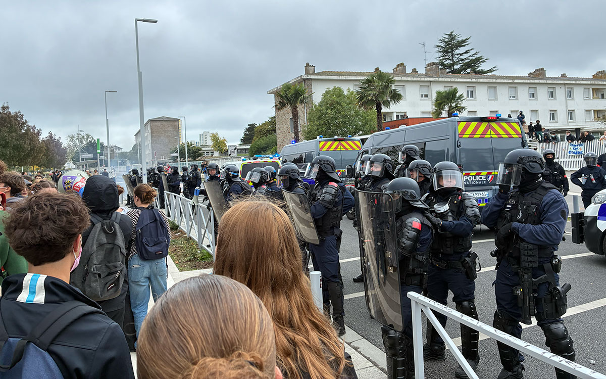Saint-Nazaire : la mobilisation lycéenne dégénère devant Aristide-Briand, les CRS chargent