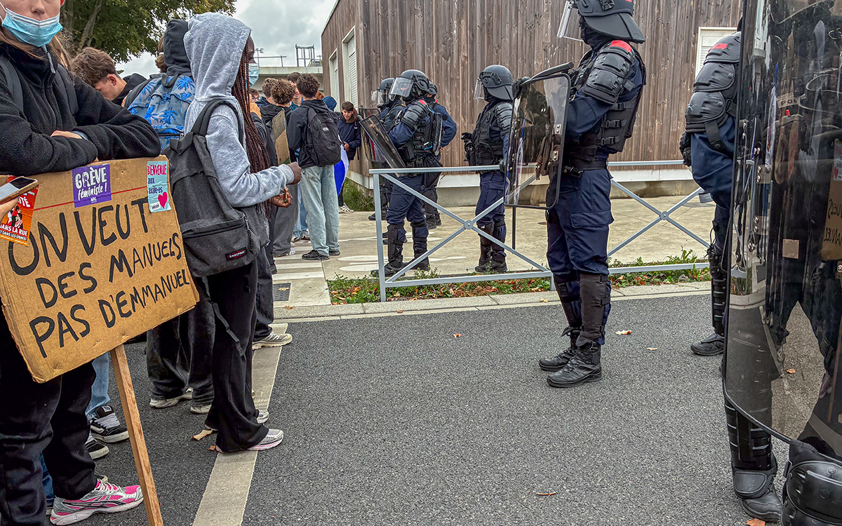 Saint-Nazaire : la mobilisation lycéenne dégénère devant Aristide-Briand, les CRS chargent