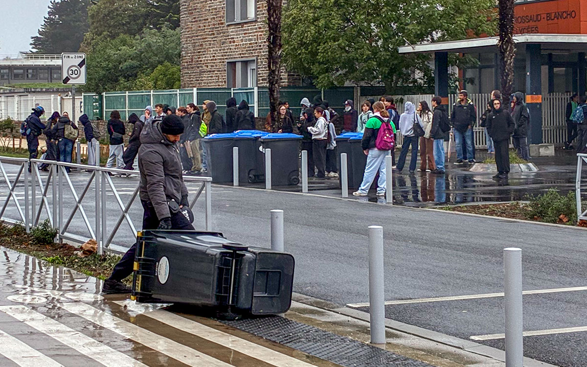 Saint-Nazaire : quelques lycéens mobilisés et un feu de poubelle devant Aristide-Briand