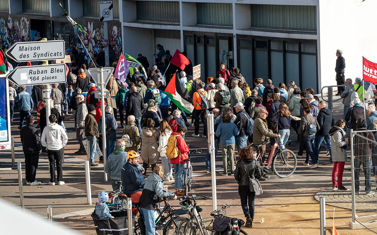 17 octobre à Saint-Nazaire : les manifestants se rassemblent place de l’Amérique Latine