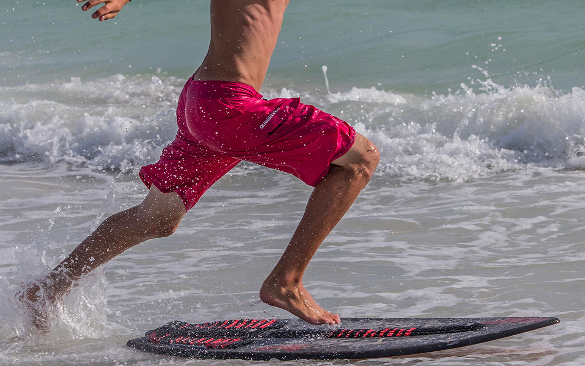 Du spectacle dans les vagues de Saint-Nazaire : les meilleurs skimboardeurs français débarquent à la Courance