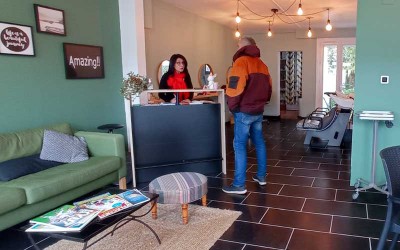 Saint-Nazaire : le salon de coiffure solidaire Tête en l’Air fête son premier anniversaire