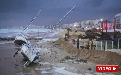 Pornichet : deux voiliers échoués au pied de la terrasse du Nina à la Plage