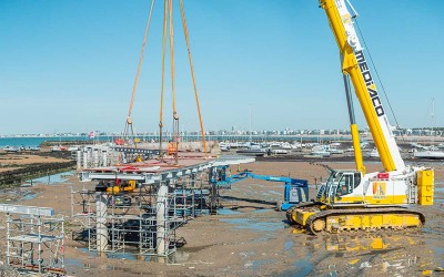 Pornichet : les premiers tronçons de la passerelle du Vieux Môle sont posés