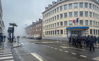 “Bloquons tout” en vidéo : à Saint-Nazaire, des heurts devant le commissariat de Police