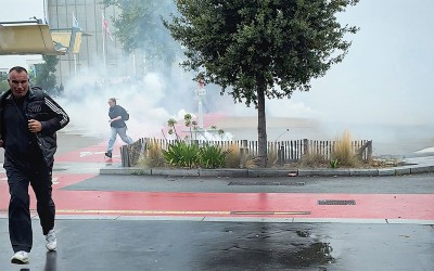 Saint-Nazaire : premiers clashs et gaz lacrymo devant la Maison de l’Entreprise