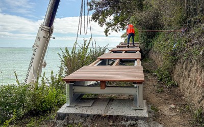 En vidéo : à Saint-Nazaire, une opération millimétrée de pose de passerelle sur le sentier côtier