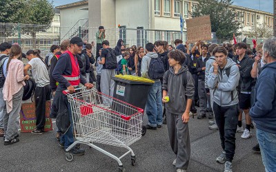 Direct : 18 septembre à Saint-Nazaire, les lycéens d’Aristide Briand partent rejoindre les syndicats