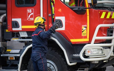 Saint-Brevin : un vaste entrepôt de stockage ravagé par les flammes en pleine nuit