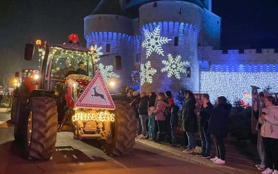 De La Baule à Guérande, les jeunes agriculteurs paradent en tracteurs illuminés