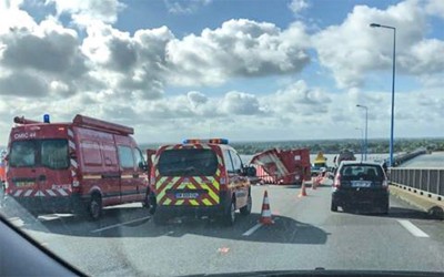 Pont de Saint-Nazaire : une benne se renverse à cause du vent
